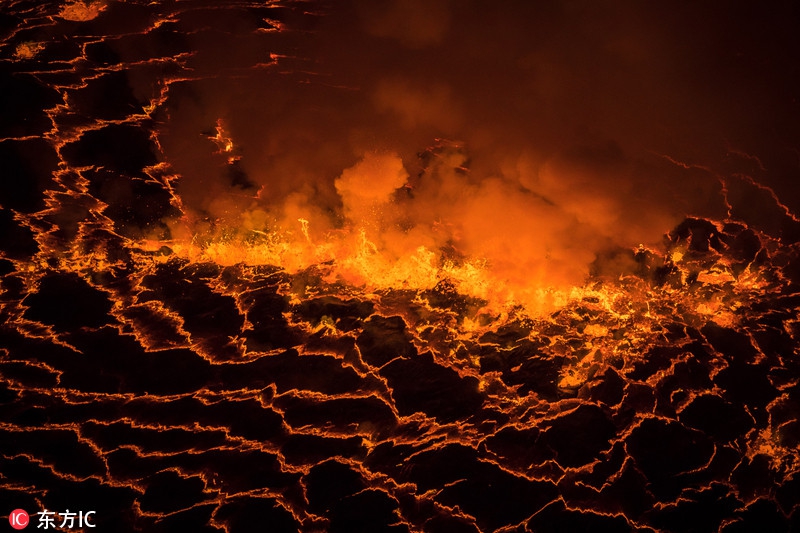 冒险家居然在火山口上玩命露营，厉害了！158 / 作者:UFO外星人爱好者 / 帖子ID:31803