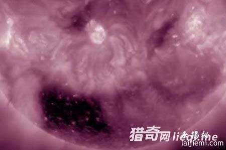 太阳表面惊现恐怖空洞 引发科学家震惊647 / 作者:UFO来啦 / 帖子ID:63441