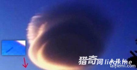 天空惊人一幕：不明物体飞进碟形云层345 / 作者:UFO外星人爱好者 / 帖子ID:58027