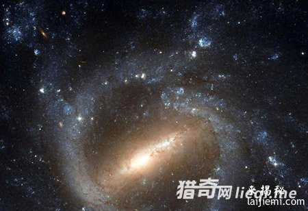 科学家发现相当1.4亿个太阳超大黑洞99 / 作者:UFO外星人爱好者 / 帖子ID:59477