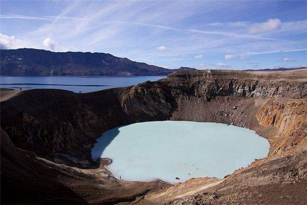 世界十大最美火山口湖泊 长白山天池上榜蓝湖相当迷人859 / 作者:UFO爱好者 / 帖子ID:91938