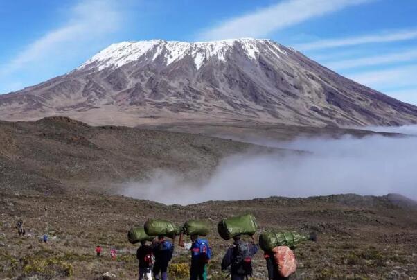 非洲最高的山峰:乞力马扎罗山，高5892米(誉为非洲之王)646 / 作者:UFO爱好者 / 帖子ID:78103