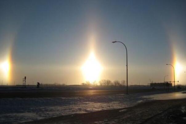 北京上空出现三个太阳是什么原因 是冰晶对太阳光的反射79 / 作者:UFO爱好者 / 帖子ID:76829